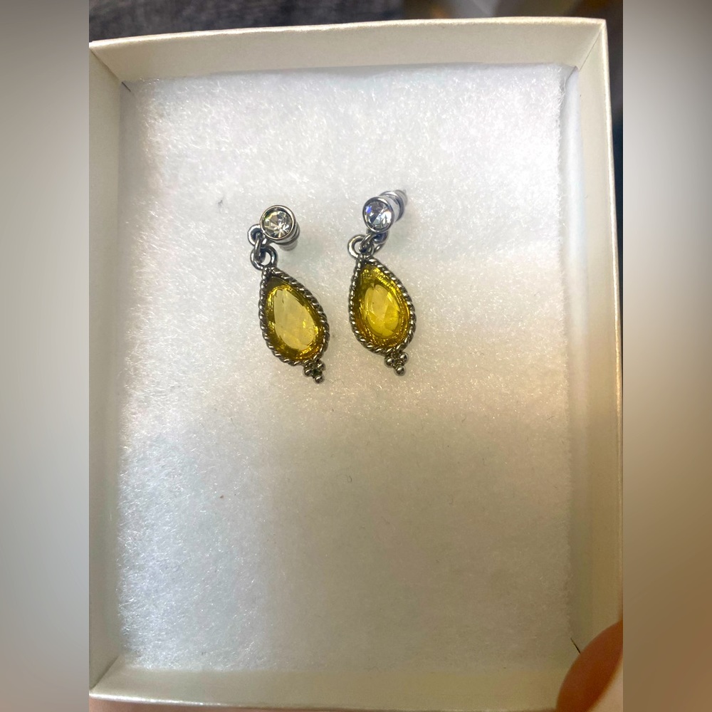 Earrings yellow tear drop shape smaller stone